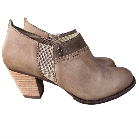 OluKai Ho'ou'i Ankle Boots, Size 8 - Picture 10 of 10